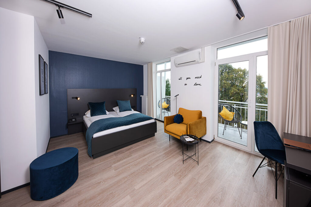 Bellevue Deluxe Zimmer mit Sicht aufs Bett und Balkon