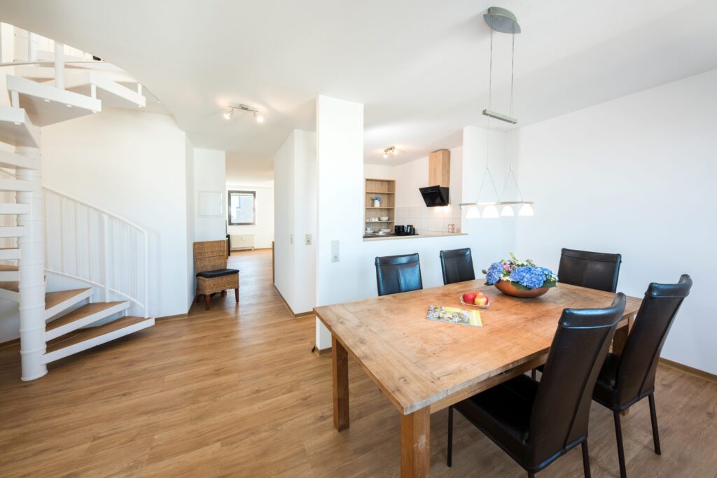Maisonette Wohnung mit ca. 100qm mit Blick in den Küchen/Essbereich mit großem Tisch inkl. Stühle und Wendeltreppe in den oberen bereich der Wohnung