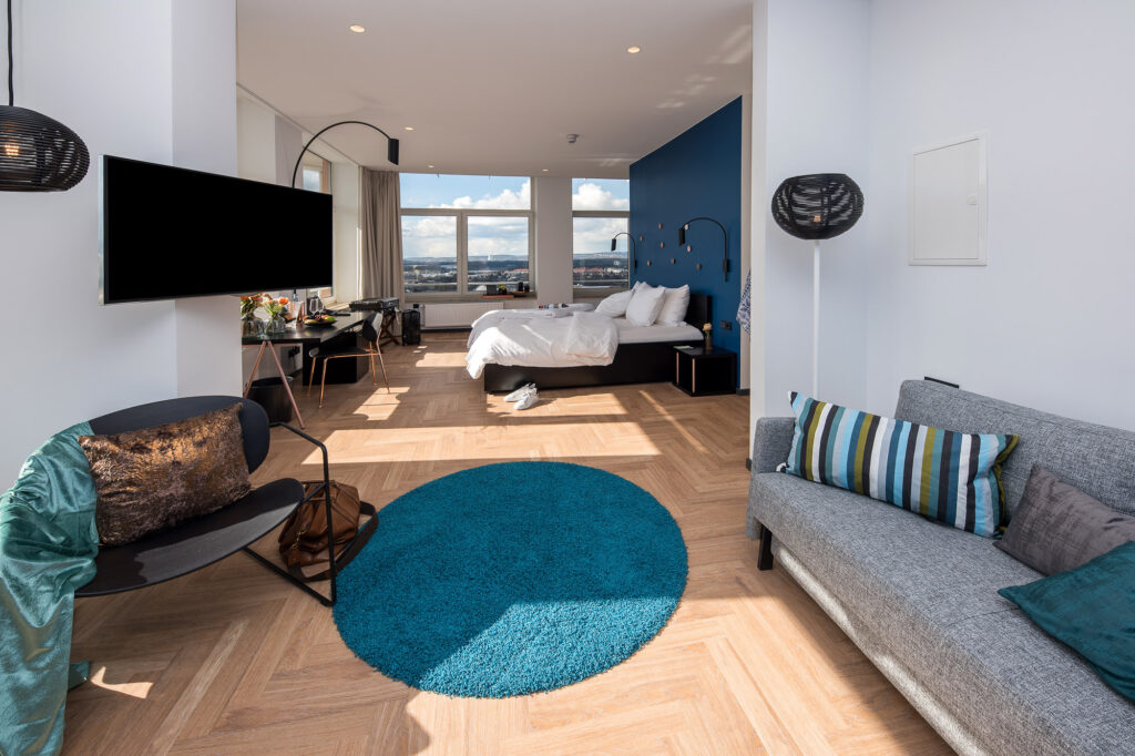 40qm große Suite mit Couch, TV, Arbeitsbereich und Bett mit Panorama Blick auf Homburg