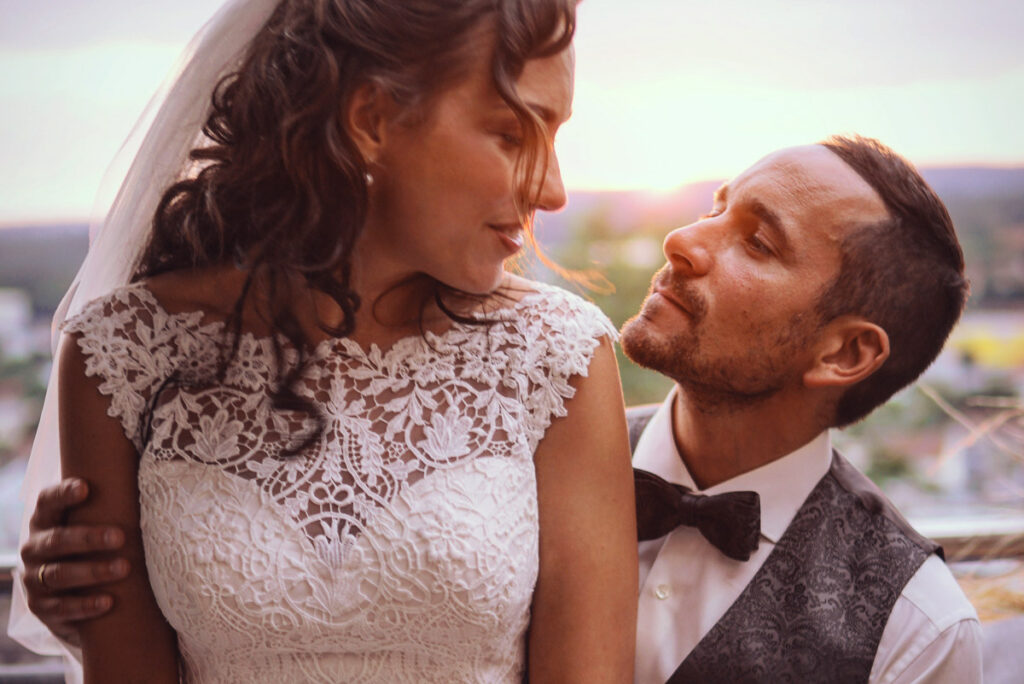 Ein Hochzeitspaar schaut sich an und liegt sich in den Armen