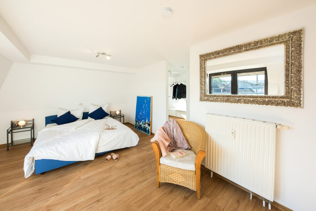 Maisonette Wohnung mit ca. 100qm mit Blick auf das geräumige Schlafzimmer mit anschließendem Ankleidebereich