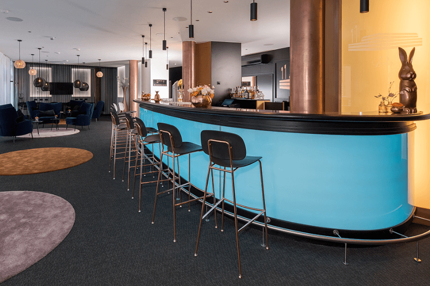 Restaurantbar mit Barhockern und Sitzmöglichkeiten